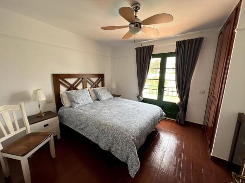 The Sallies - 3 bedroom villa with private pool في تياس: غرفة نوم بسرير ومروحة سقف