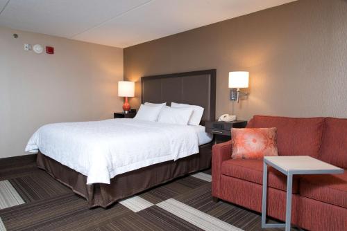 Ένα ή περισσότερα κρεβάτια σε δωμάτιο στο Hampton Inn Seymour