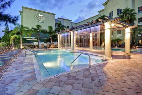 une piscine dans un hôtel avec un complexe dans l'établissement Homewood Suites by Hilton Tampa-Port Richey, à Port Richey
