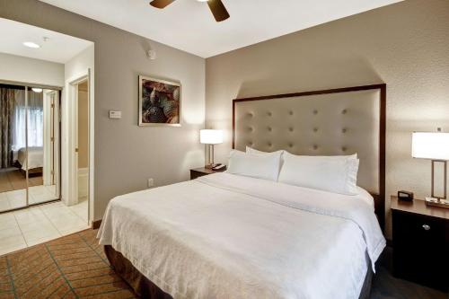 里奇港的住宿－希爾頓坦帕- 里奇港侯姆烏套房酒店，一间卧室配有一张带两盏灯的大型白色床。