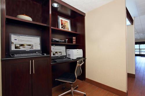a office with a desk with a computer on a shelf at Hampton Inn Columbus-International Airport in Gahanna