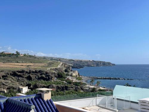 una vista del océano desde el techo de una casa en Pleasant Duplex San Juan with 2 bedrooms, en Guía de Isora