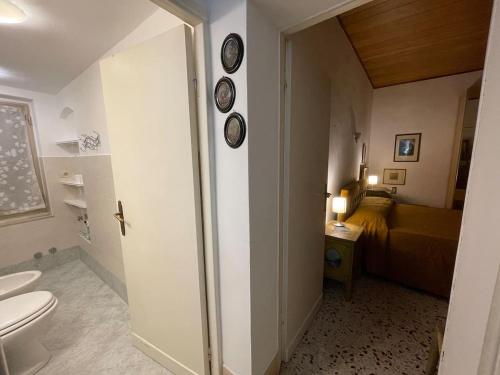un bagno con servizi igienici e una camera da letto di Attico con terrazzo panoramico a 200 mt dal Duomo a Perugia