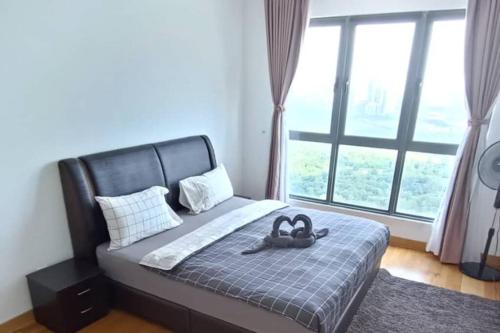 Teega Cozy 2 Guests 35th floor WI-FI City View في نوساجايا: غرفة نوم عليها سرير مع زوج من الاحذية