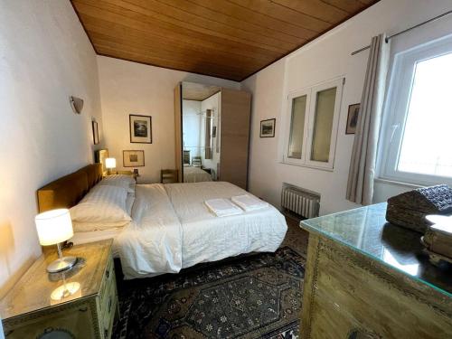 una camera da letto con un letto, una scrivania e una finestra di Attico con terrazzo panoramico a 200 mt dal Duomo a Perugia
