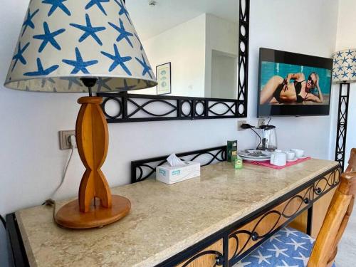 una lámpara sentada en una mesa con un espejo en Azure Retreat - Private Luxury Sea View Apartment, en Sharm El Sheikh