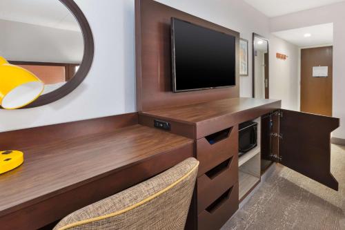 Televisyen dan/atau pusat hiburan di Hampton Inn Columbus/Delaware I-71 North