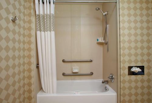 ein Bad mit einer Badewanne und einem Duschvorhang in der Unterkunft Hampton Inn & Suites Columbus Hilliard in Hilliard