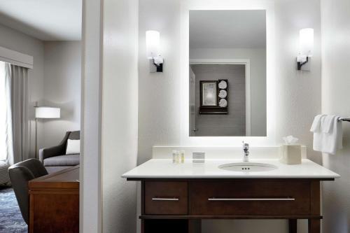 y baño con lavabo y espejo. en Homewood Suites Champaign-Urbana, en Champaign