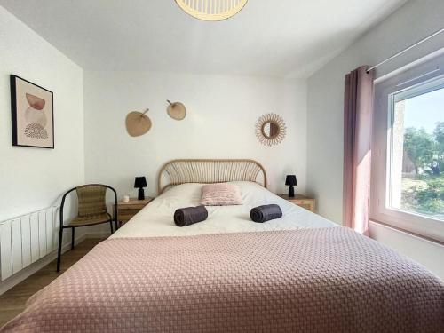 Un dormitorio con una cama grande y una ventana en Les pénates du pastel - Jardin & Terrasse, en Villefranche-de-Lauragais