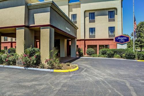a parking lot in front of a hotel at Hampton Inn Columbus I-70E/Hamilton Road in Columbus