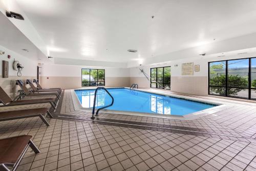 - une grande piscine dans une chambre d'hôtel dans l'établissement Hampton Inn Columbus I-70E/Hamilton Road, à Columbus