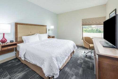 Katil atau katil-katil dalam bilik di Hampton Inn Columbia