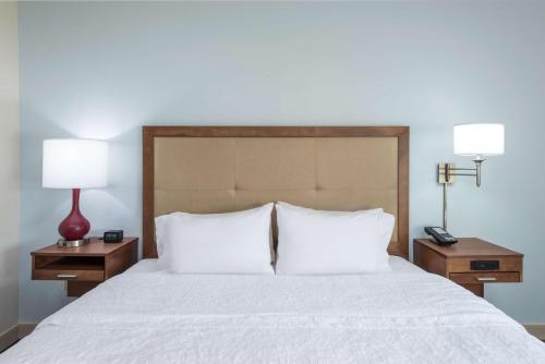 Katil atau katil-katil dalam bilik di Hampton Inn Columbia
