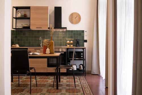 eine Küche mit einem Tisch und Stühlen im Zimmer in der Unterkunft Kondo Maisons in Catania