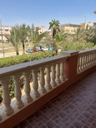 een balkon met een witte leuning en palmbomen bij Luxury Modern Apartment in Caïro