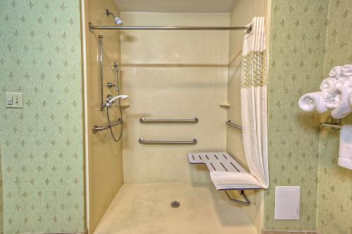 Ένα μπάνιο στο Hampton Inn Crossville