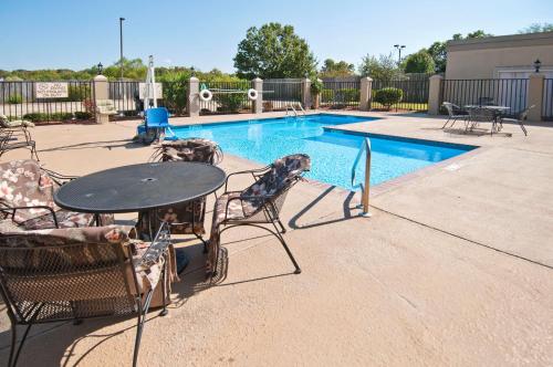 un patio con tavolo e sedie accanto alla piscina di Hampton Inn Canton a Canton