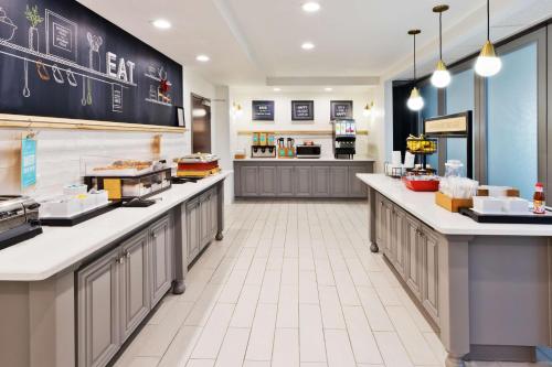 Η κουζίνα ή μικρή κουζίνα στο Hampton Inn & Suites Phenix City- Columbus Area