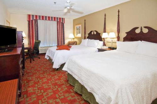 Ένα ή περισσότερα κρεβάτια σε δωμάτιο στο Hampton Inn Canton