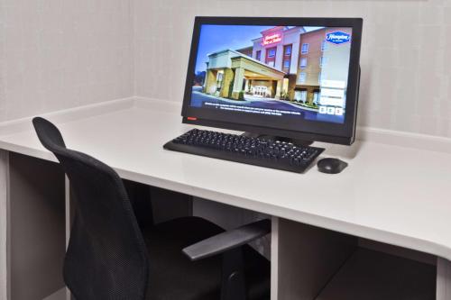 Μια τηλεόραση ή/και κέντρο ψυχαγωγίας στο Hampton Inn & Suites Phenix City- Columbus Area