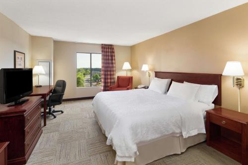 Habitación de hotel con cama y TV de pantalla plana. en Hampton Inn Columbus-North, en Columbus