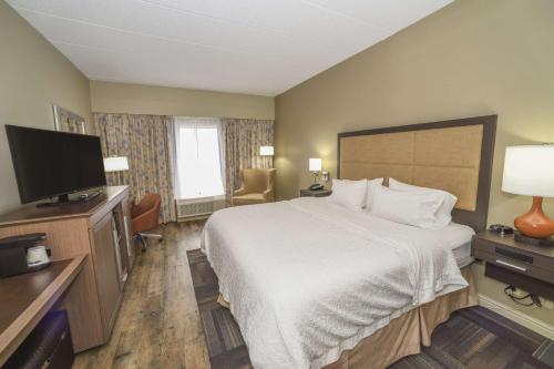 TV a/nebo společenská místnost v ubytování Hampton Inn Cincinnati Eastgate