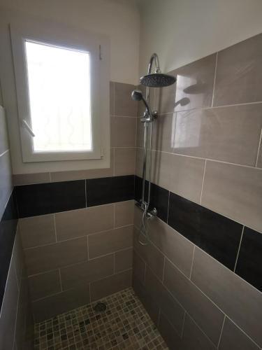 une salle de bain avec douche et fenêtre dans l'établissement Le Fiacre entre chênes et oliviers dans le Luberon, à Cabrières-dʼAvignon