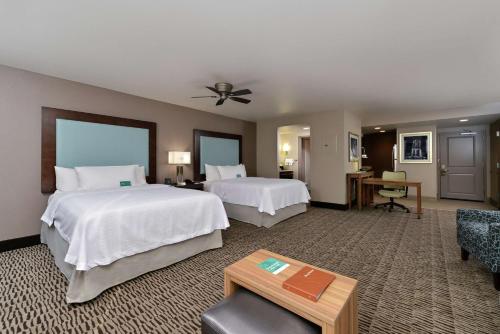 Habitación de hotel con 2 camas y mesa en Homewood Suites by Hilton Cincinnati/Mason, en Mason