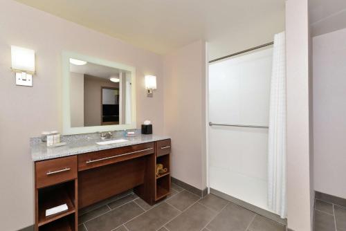 y baño con lavabo y espejo. en Homewood Suites by Hilton Cincinnati/Mason, en Mason