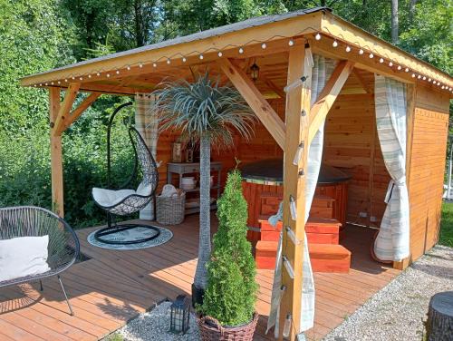 eine Holzterrasse mit einem Pavillon in der Unterkunft Chata Magnata in Zamość