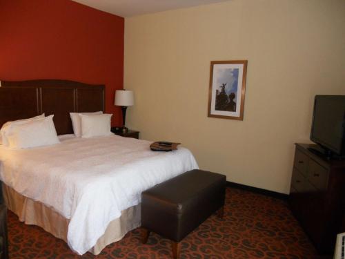 a hotel room with a bed and a television at Hampton Inn & Suites Cincinnati / Uptown - University Area in Cincinnati