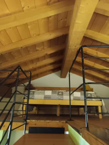 een stapelbed in een kamer met een houten plafond bij OASI DEL GARDA 5 in Monzambano