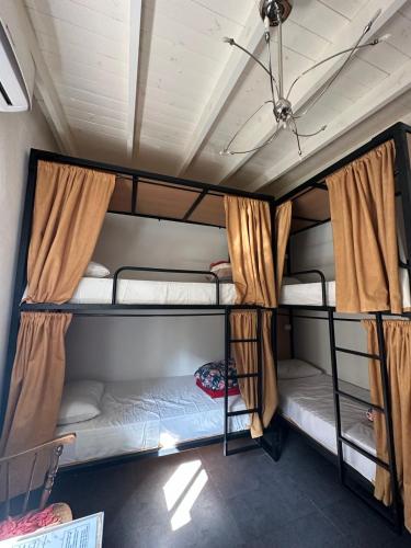 Postel nebo postele na pokoji v ubytování Meridiano Hostel Boutique