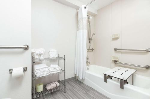 uma casa de banho com uma banheira, um WC e um lavatório. em Hampton Inn Daytona Shores-Oceanfront em Daytona Beach