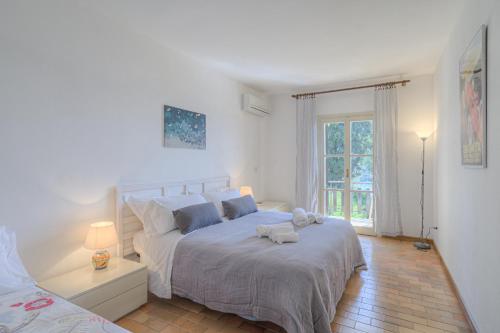 1 dormitorio con 1 cama grande y toallas. en Villa Infinity- Pool - Wifi - Parking, en Taormina