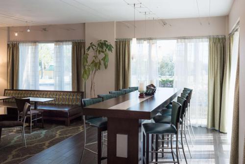 a dining room with a long table and chairs at Hampton Inn Brooksville Dade City in Ridge Manor