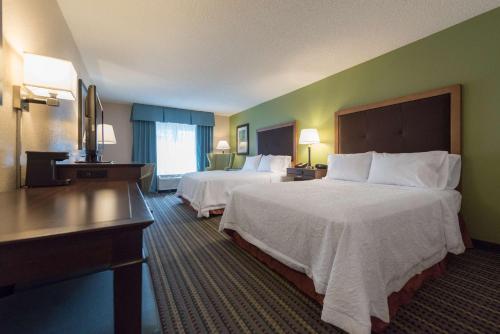 Ridge Manor的住宿－布魯克斯維爾戴德城希爾頓歡朋酒店，酒店客房设有两张床和电视。