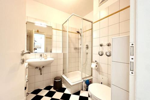 y baño con lavamanos y aseo. en Cozy-Livings / Parkplatz, TOP-Lage, Balkon, Küche, en Neu-Anspach
