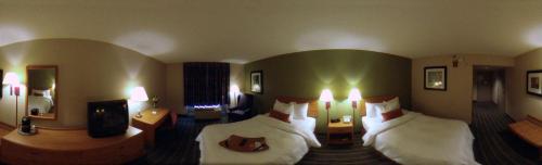 a hotel room with two beds and two lamps at Hampton Inn Brooksville Dade City in Ridge Manor
