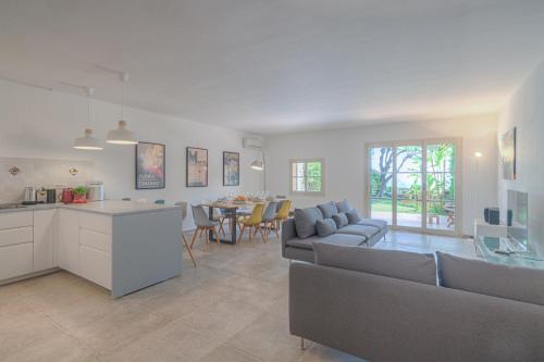 cocina y sala de estar con sofá y mesa en Villa Infinity- Pool - Wifi - Parking, en Taormina