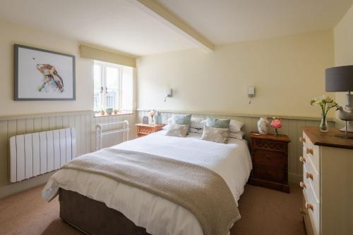 A bed or beds in a room at Colby Cottage