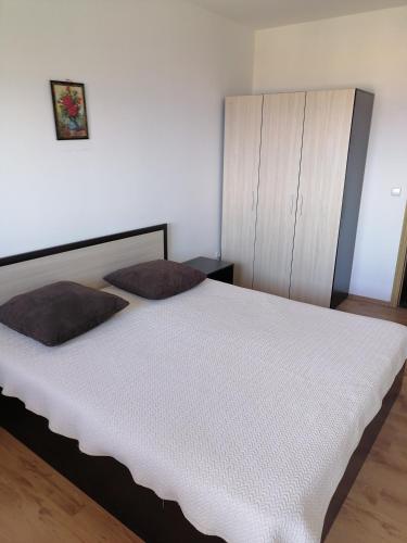 En eller flere senge i et værelse på Апартамент в Бяла