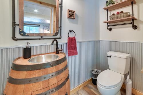een badkamer met een wastafel en een toilet bij Gaylord Cabin with Game Room, Pool and Lake Access! in Gaylord