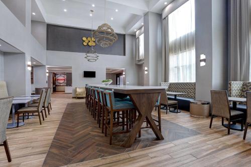 a dining room with a table and chairs at Hampton Inn & Suites Dallas-DeSoto in DeSoto