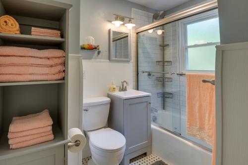 y baño con aseo, lavabo y ducha. en Dog-Friendly Fitchburg Vacation Rental, Hike and Ski en Fitchburg