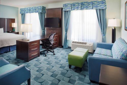 Habitación de hotel con cama y escritorio en Hampton Inn and Suites Dallas/Lewisville-Vista Ridge Mall, en Lewisville