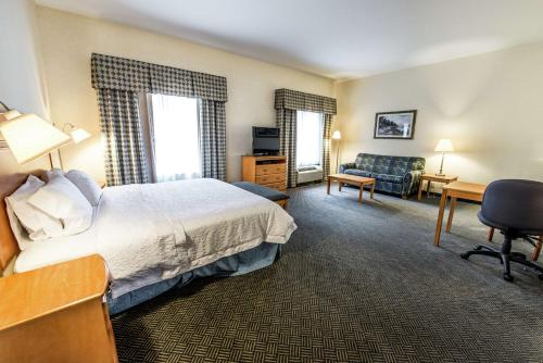 Postel nebo postele na pokoji v ubytování Hampton Inn Dallas-Rockwall