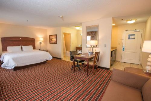 Cette chambre comprend un lit et un bureau. dans l'établissement Hampton Inn & Suites Dayton-Airport, à Englewood