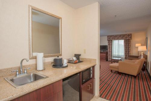 cocina con fregadero y sala de estar. en Hampton Inn & Suites Dayton-Airport, en Englewood